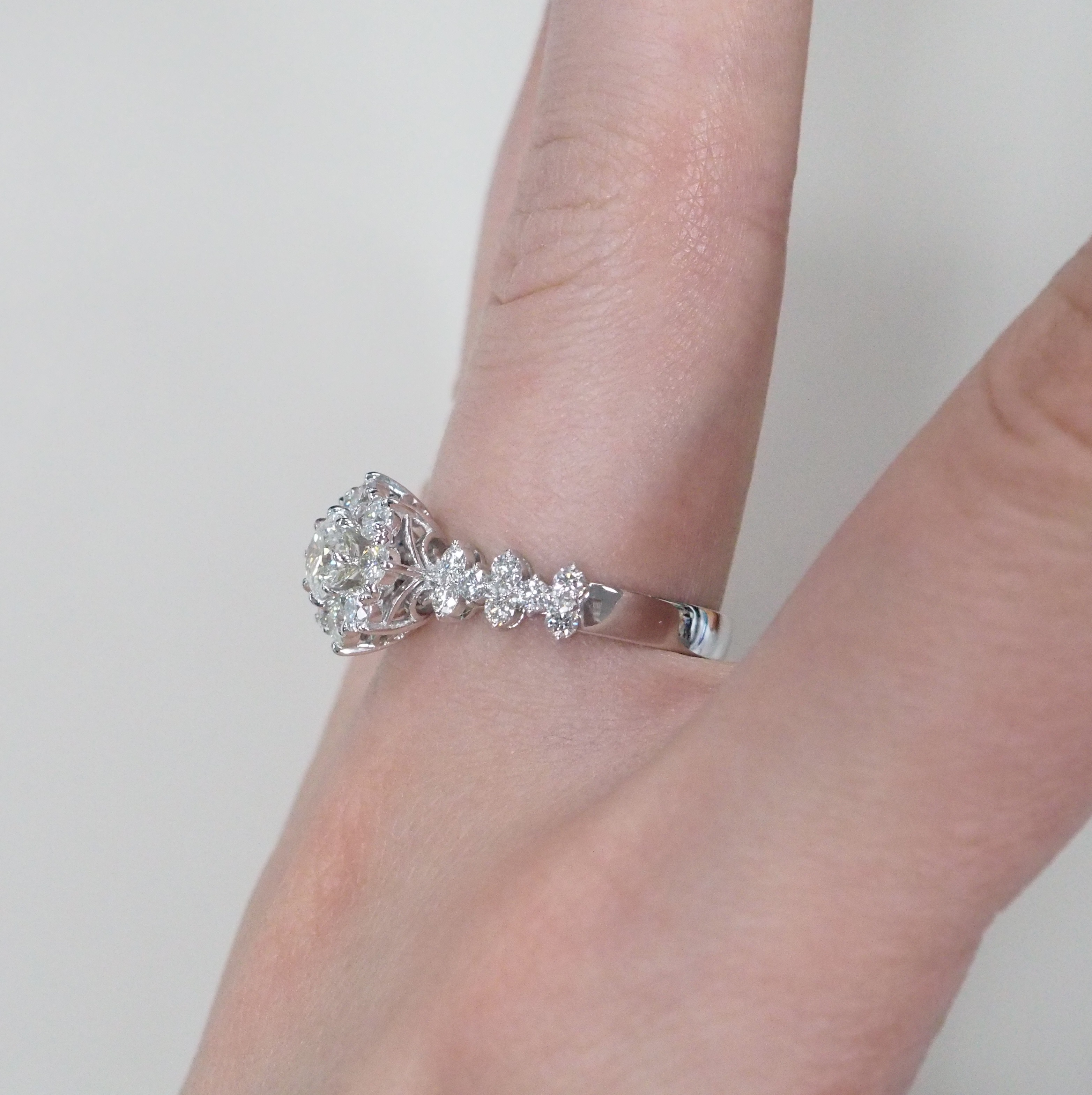 Кольцо из белого золота с бриллиантами